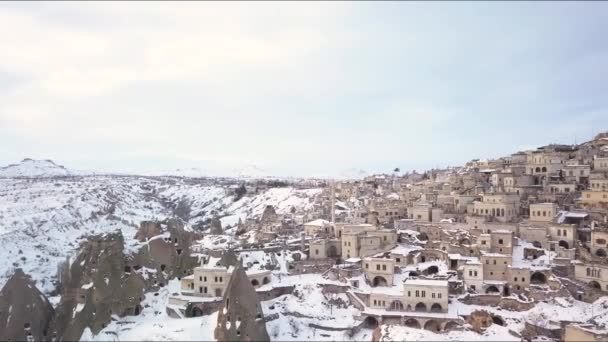 Uchisar Şehri 'nin Kar Altındaki Kapadokya Hava Görüşü, Türkiye. Hillside Taş Evleri — Stok video