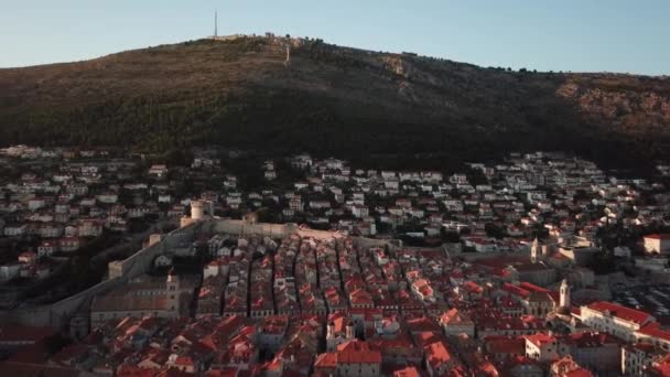 크로아티아의 두브로브니크 시 성벽 위를 날고 있다. 요새 와언 스코 세계 유산 — 비디오