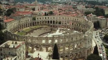Hırvatistan 'ın Pula Arena kentinin havadan görünüşü. Eski Roma Kolezyumunun Duvarı