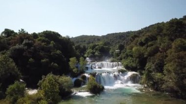 Hırvatistan Ulusal Parkı 'ndaki Krka Nehri ve Şelalelerinin Havadan Görünümü Yaz Gününde