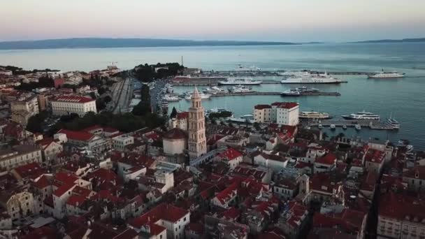 分割クロアチアの航空写真。アドリア海の歴史的な沿岸都市と海港 — ストック動画