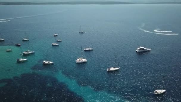 Ilha Brac, Croácia. Aeronaves de Barcos e Jet Ski Watercrafts no Mar Adriático — Vídeo de Stock