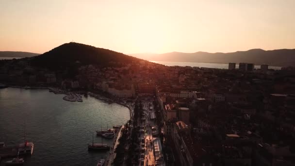 Split, Kroatien. Luftaufnahme des Sonnenuntergangs über der Uferpromenade von Riva und der Adria — Stockvideo