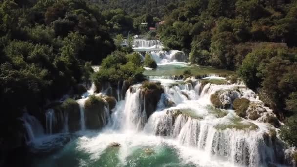 Parque Nacional de Krka, Croácia. Vista aérea do rio Cascata Cachoeiras e Floresta — Vídeo de Stock