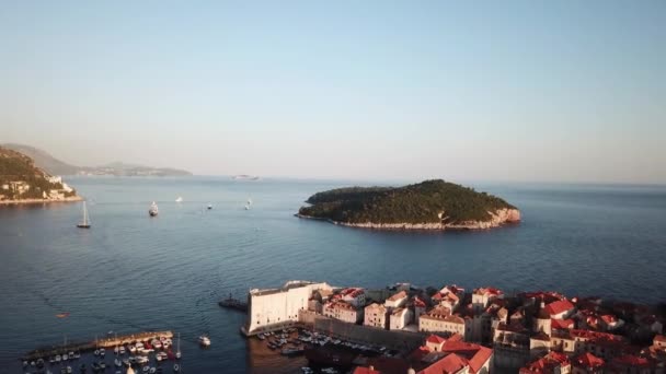 Dubrovnik, Hırvatistan. Lokrum Adası ve Eski Şehir Duvarları Deniz Kıyısı Havadan Görünümü — Stok video