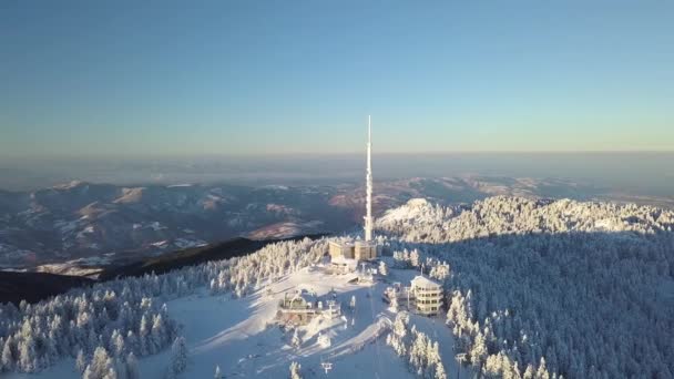 Uludag Ski Resort, Turkiet. Flygfoto av kommunikationstornet och vintersport — Stockvideo