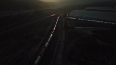 BNSF Nakliye Treni ve Demiryolu Sunset Aerial, San Bernandino, Kaliforniya ABD