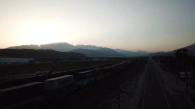 San Bernandino Vadisi, Kaliforniya 'da Alacakaranlık Yük Treni, Hava Manzarası