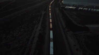 Günbatımı Altındaki Yük Treni Sinema Görüntüsü, San Bernandino, Kaliforniya