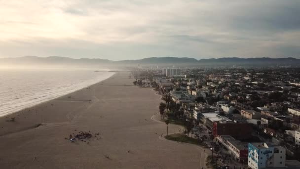 威尼斯海滩，洛杉矶，加利福尼亚。夕阳西下的电影空中景观 — 图库视频影像