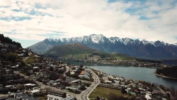 Queenstown, Nueva Zelanda. Vista aérea de la ciudad y los Alpes del Sur cubiertos de nieve — Vídeo de stock