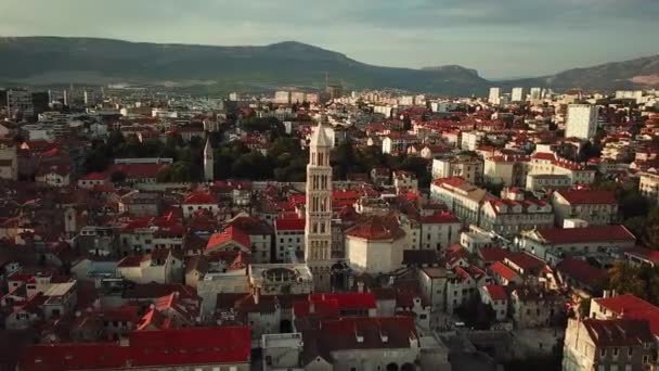 Luftaufnahme von Split, Kroatien. Wahrzeichen der adriatischen Stadt, die römisch-katholische Kathedrale — Stockvideo