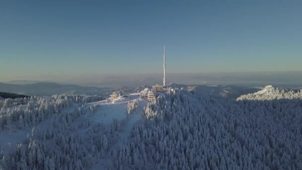 Kommunikationstorn och skidspår i Uludag, Turkiet. Flygfoto över snöiga toppar — Stockvideo