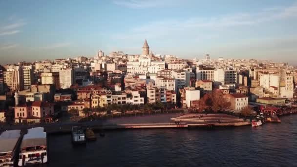 Galata Tower in der goldenen Stunde des Sonnenlichts. Luftaufnahme von Istanbul, Türkei vom Bosporus — Stockvideo