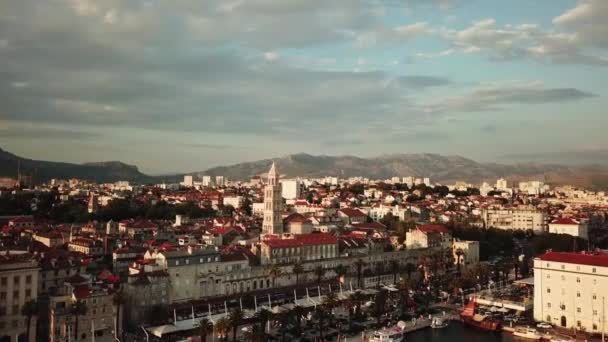 Stadtbild von Split Kroatien. Luftaufnahme der Promenade und der Kathedrale Saint Domnius — Stockvideo