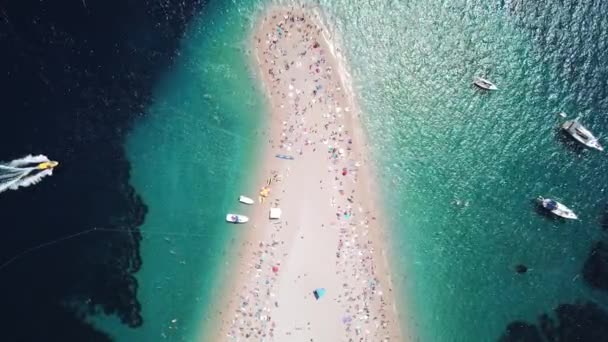 Golden Cape άλλως Zlatni Rat Beach, Brac Island, Κροατία. Αεροφωτογραφία πάνω προς τα κάτω — Αρχείο Βίντεο