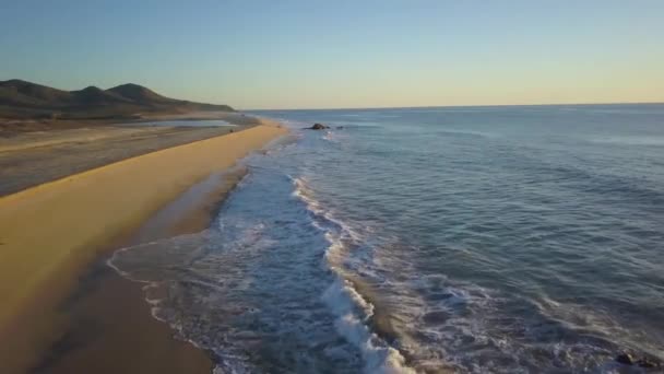 Cabo San Lucas, Mexiko, Flygfoto av Sandy Coastline Under Golden Hour Sun — Stockvideo