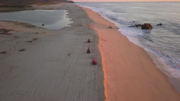 Conduce ATV Quad en Sandy Beach. Vista Aérea de Vehículos, Cabo San Lucas, México — Vídeos de Stock