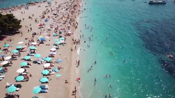 Brac Island, Kroatien. Flygfoto av människor och segelbåtar på Golden Horn Beach — Stockvideo