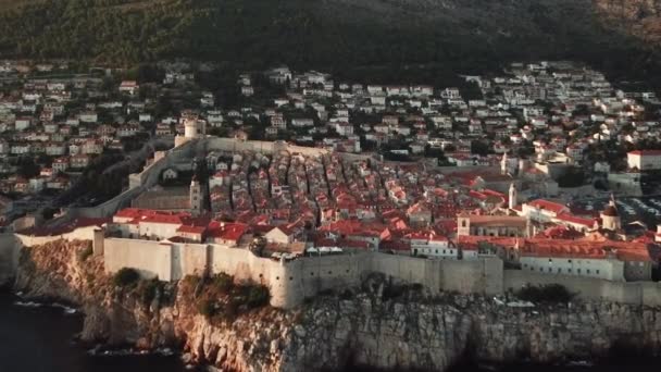 Luftaufnahme der Dubrovniker Stadtmauern Kroatien. Markante Festung an der Adria — Stockvideo