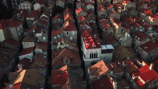 크로아티아, 두브로브니크. 해 가 밝은 시간에 올드 타운의 주택에 대한 드론 항공 영상 — 비디오