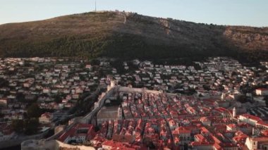 Dubrovnik 'in Dubrava Tepesi ve Günbatımı Altındaki Eski Şehir Duvarlarının Hava Görüntüsü, Hırvatistan