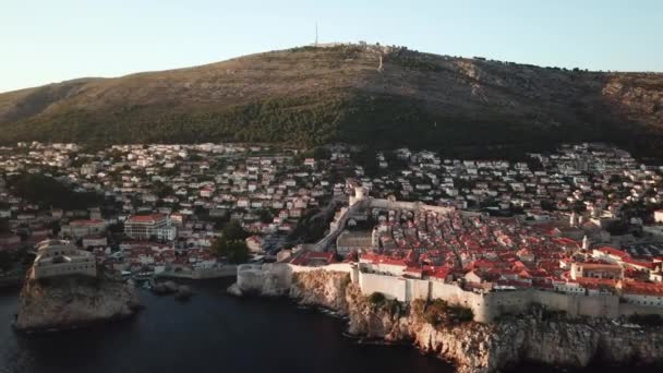 Dubrovnik, Croazia. Drone Veduta aerea delle mura cittadine, della fortezza e del mare Adriatico — Video Stock