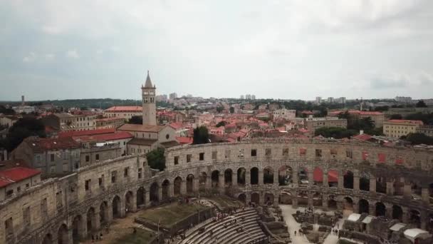 Pula Arena y Sveti Antun Iglesia Católica, Croacia. Vista aérea del dron — Vídeo de stock