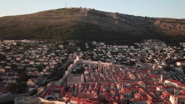 Letecký pohled na staré hradby Dubrovníku pod kopcem Dubrava a západem slunce, Chorvatsko — Stock video