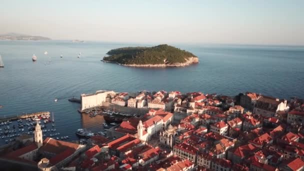 Mura della città vecchia di Dubrovnik, Croazia. Veduta aerea della Fortezza e del Porto — Video Stock