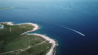 Hırvatistan, Adriyatik Denizi. Peninsula Burnu 'ndaki Tekne Yelkenlisinin Drone Hava Görüntüsü