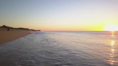 Okyanus ve Kumsal Üzerinde Günbatımının Dinamik Hava Görüntüsü, Cabo San Lucas, Meksika