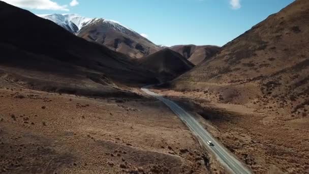 Campo da Nova Zelândia. Vista aérea da sombra das nuvens sobre a estrada no vale — Vídeo de Stock