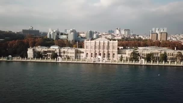 Dolmabahce Palace, Istanbul Turkije. Zicht vanuit de lucht op landmark en meeuwen — Stockvideo