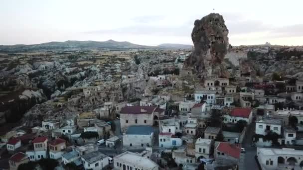 Cidade na região da Capadócia, Turquia, Vista Aérea de Casas e Colinas Vulcânicas — Vídeo de Stock