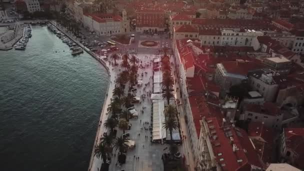 Riva Boardwalk, Bölünmüş Hırvatistan. Günbatımında Şehir Rıhtımı Havası — Stok video