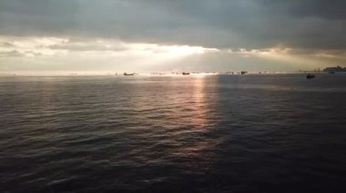 Marmara Denizi üzerinde Günbatımı, Istabul Türkiye. Uzak Gemiler ve Güneş Işıkları
