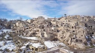 Uchisar Şehri, Kapadokya Bölgesi, Türkiye 'nin Güneşli Kış Gününde Hava Görüntüsü