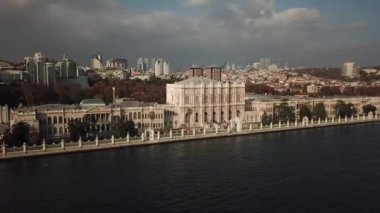 Dolmabahce Sarayı 'nın havadan görünüşü, İstanbul Türkiye. Boğaz Rıhtımı Müzesi