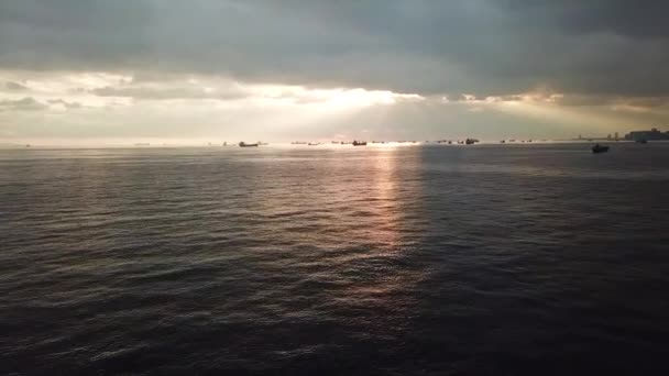 Zdjęcie zachodu słońca nad Morzem Marmara, Istabul Turcja. Odległe statki i promienie słoneczne — Wideo stockowe