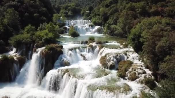 Rivière Krka et cascades dans le parc national de Croatie à l'été. Vue Aérienne — Video