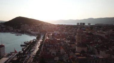 Hırvatistan 'ın Split City üzerinde Günbatımı Hava Manzarası. Marjan Tepesi ve Riva Boardwalk