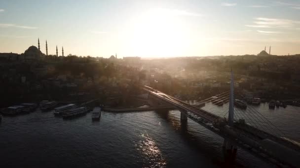 Golden Horn Metro Bridge, Estambul Turquía. Aerial of Sunset Over City Skyline — Vídeos de Stock