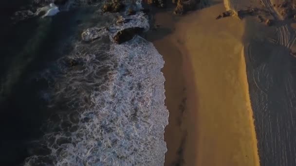 Cabo San Lucas, Boş El Faro Sahili ve Güneş Batımında Okyanus Dalgaları, Drone Hava Görüntüsü — Stok video