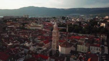 Ayrılalım. Hırvatistan. Saint Domnius Katedrali 'nin 4. yüzyıldan kalma çan kulesi.