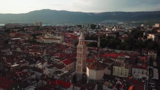 흩어짐. 크로아티아. 공중에 떠 있는 생도미니 우스 대성당 벨 타워 4 세기의 모습 — 비디오