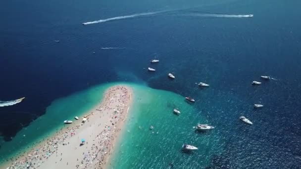 Strand von Zlatni Rat, Insel Brac, Kroatien. Luftaufnahme der Küste an der Adria — Stockvideo
