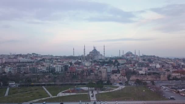 Istambul Turquia. Crepúsculo vista aérea do sultão Ahmet e Hagia Sophia Mesquita — Vídeo de Stock