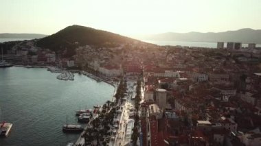 Ayrıl, Hırvatistan. Adriyatik Deniz Kıyısı 'ndaki Şehrin Hava Görüntüsü, Yaya kaldırımı