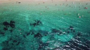 Hırvatistan 'ın Brac Adası kıyı şeridinde Adriyatik Denizi ve Sudaki İnsanlar